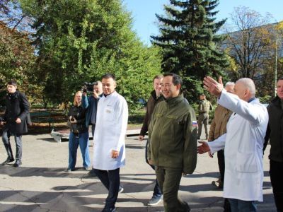 Глава Якутии проверил ход строительства и ремонта социальных объектов в подшефном городе Кировское