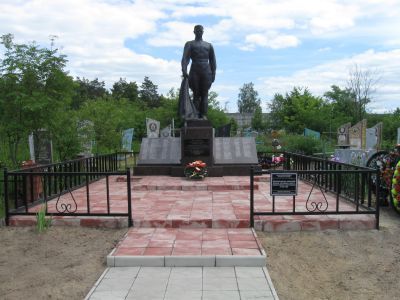 Братская могила советских воинов, погибших в боях с фашистскими захватчиками в 1943 году. Захоронено 108 человек, имена 23 человек установлены. Скульптура советского воина