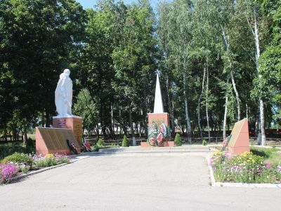 Братская могила советских воинов, погибших в боях с фашистскими захватчиками в 1943 году. Захоронено 10 человек, установлены имена 3 человек