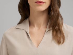 Свободная блузка с v-вырезом и воротником