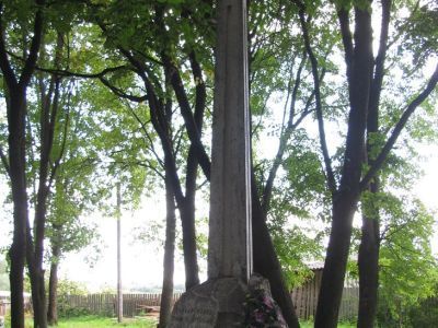 Обелиск с надписью: "Бельчанам-воинам и партизанам, участникам  Великой Отечественной войны, 1941-1945 г.г."