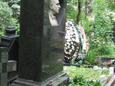 Могила Остужева Александра Алексеевича (1874-1953)