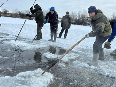 В Якутске провели субботник по заготовке льда для семей участников СВО