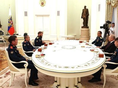 Владимир Путин встретился с экипажем танка «Алёша»