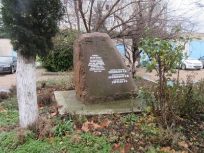 Памятник героическому экипажу самолета «Ил-4», И.А. Белицкий, 1976 г.