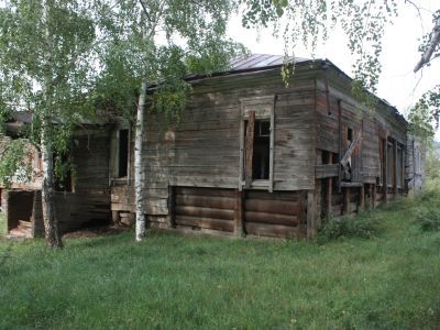 Здание бывшей школы, где в 1882 г. учился первый бурятский революционер Цыремпил Ранжуров