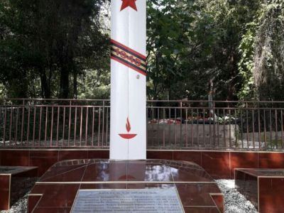 Братское кладбище 13 советских воинов, погибших в боях с фашистскими захватчиками