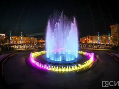 Музыку и подсветку фонтана на площади Республики будут включать в будни по вечерам 