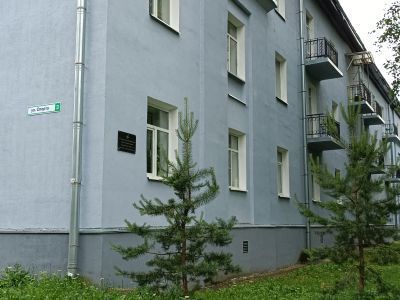 Дом, где в 1943 г. находился штаб бригады воинов-понтонеров, наводивших переправы через Неву, после прорыва блокады Ленинграда. На доме установлена памятная доска