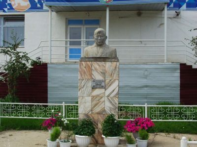 Памятник-бюст заслуженному тренеру СССР, РСФСР, ЯАССР, заслуженному учителю ЯАССР Д.П.Коркину