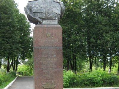 Бюст дважды героя Советского Союза  А.А.Головачева