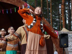 Показ национальной одежды состоялся на Ысыахе Олонхо