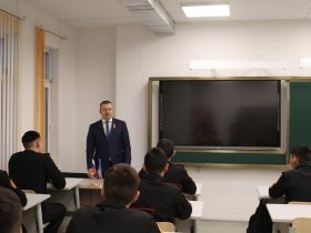 Герой России Артур Орлов посетил Якутскую кадетскую школу-интернат