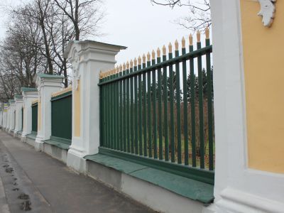 Ограда с тремя воротами