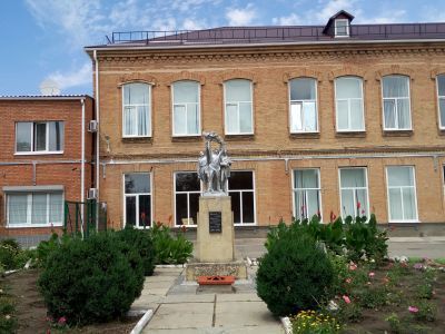 Памятник воинам-учащимся и учителям Александровской СШ  N 1, павшим смертью храбрых в 1941 - 1945 гг.