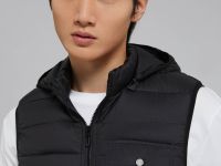 Утепленный жилет со съемным капюшоном