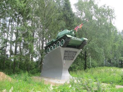 Памятник-танк "Т-34" в память о крупном сражении 28-й армии с гитлеровцами в июле-августе 1941 г.