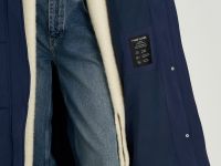 Утепленное пальто с капюшоном и воротником-стойкой