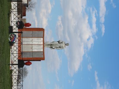 Братская могила  советских воинов, погибших в боях с фашистскими захватчиками в 1943 году. Захоронено 27 человек, имена 5 человек  установлены. Скульптура советского воина