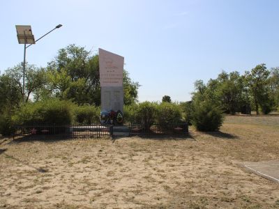 Братская могила участников гражданской войны и советских воинов, погибших в период Сталинградской битвы