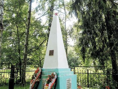 Братская могила советских воинов