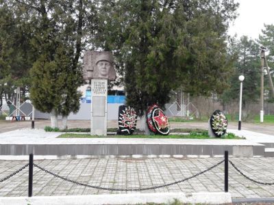 Братская могила 92 советских воинов, погибших в боях с фашистскими захватчиками