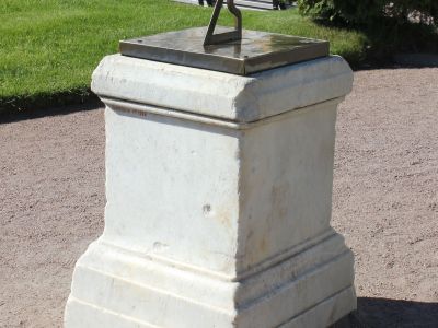 Часы солнечные на пьедестале