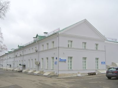 Два боковых корпуса