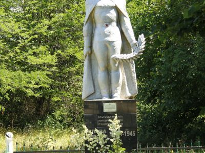 Братская могила советских воинов, погибших в боях с фашистскими захватчиками