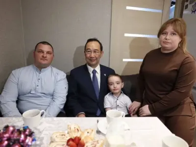 Семью участника СВО в поселке Усть-Нера навестил Айсен Николаев