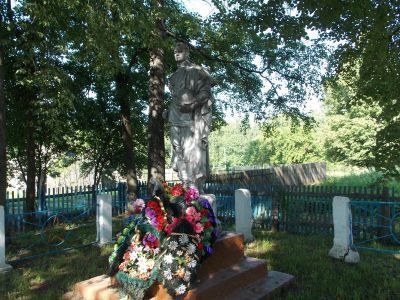 Братская могила 580 советских воинов, погибших в 1941-1943 гг. в борьбе с немецко-фашистскими захватчиками при освобождении района. Установлены скульптура и мемориальная доска