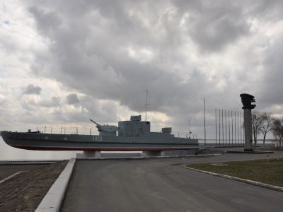 Бронекатер "БК-13", установленный в честь речников Волжской военной флотилии