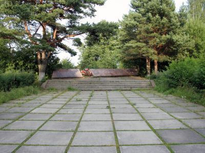 Братское захоронение  советских военных моряков  и воинов армейских частей, погибших в 1919 г., 1921 г.,1941-1944 гг.