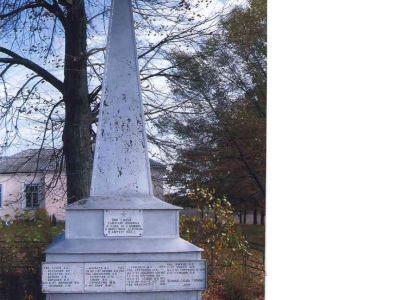 Братская могила 18 советских воинов, погибших  в 1943 г. в боях с немецко-фашистскими захватчиками