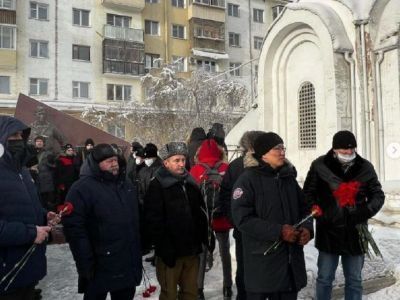 В Якутске возложили цветы к памятнику ветеранам боевых действий