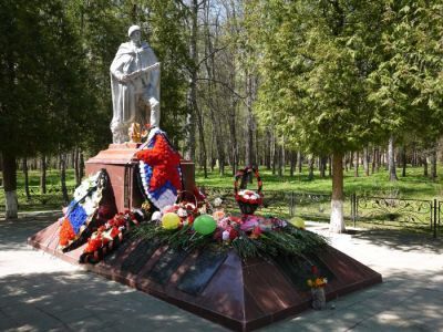 Братская могила советских воинов