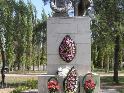 Братская могила советских воинов, погибших в период Сталинградской битвы