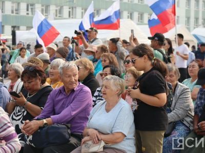 «Гордость за Родину»: в Якутске празднуют День флага России