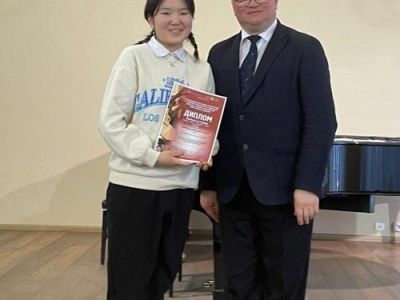 Учащаяся ДШИ Алиса Бердашкинова достойно представила Мирный и республику