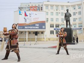 В Якутске ко Дню республики возложили цветы к памятнику Максиму Аммосову