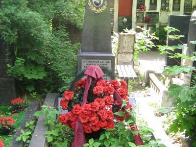 Могила Шухова Владимира Григорьевича (1853-1939)