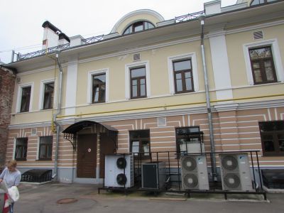 Здание, которое построено, вероятно, во второй половине XIX века, использовалось под жилье представителей притча Николо-Златоврацкой церкви, торговые заведения