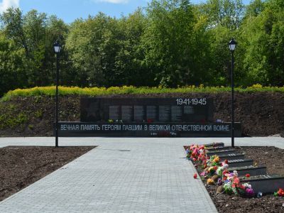 Братская могила советских воинов