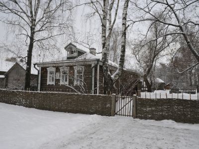 Усадьба, в которой в 1895 г. родился и жил поэт Есенин Сергей Александрович. В усадьбе - мемориальный музей С.А. Есенина