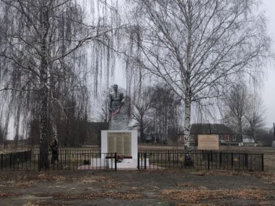 Братская могила воинов Советской Армии, погибших в период Великой Отечественной войны. Захоронено 116 человек, установлено фамилий на 51 человека. Скульптура установлена в 1952 году