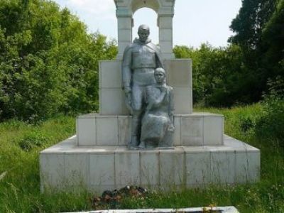 Братская могила с захоронением воинов, погибших в боях с фашистскими захватчиками