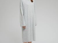 Вязаное платье свободного кроя с воротником-стойкой