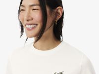 Женская укороченная хлопковая футболка свободного кроя с нашивкой Lacoste