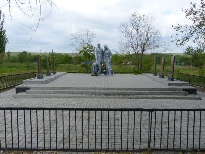 Братская могила советских воинов, погибших в период Сталинградской битвы