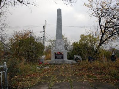 Братское захоронение советских воинов, погибших в 1919 г. Здесь же захоронен видный латышский писатель Кадытис-Грозный А.А.